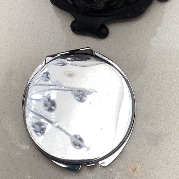 Womens double mirror compact case. - Picture 2 of 5